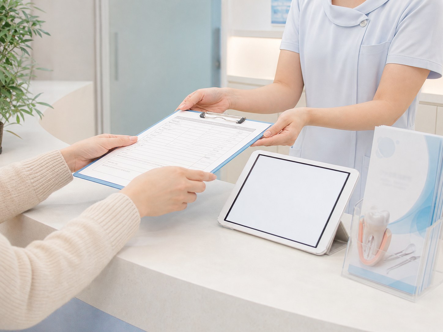 初診受付で問診票を受け取る様子